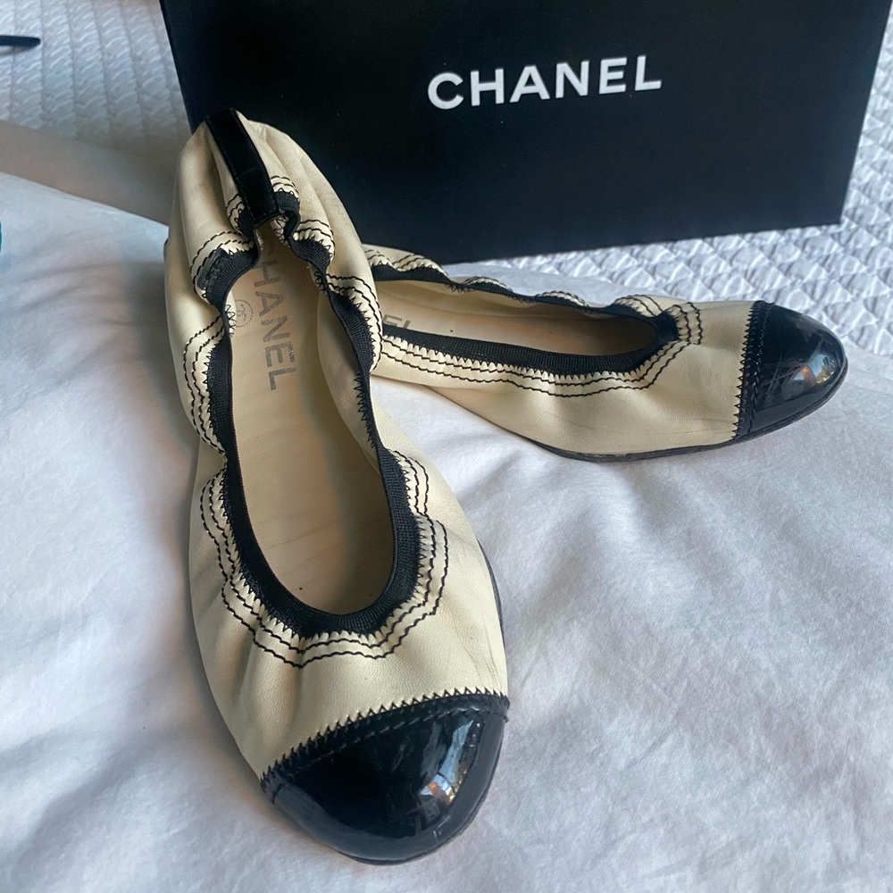 CHANEL Lambskin Ballet Flats Size 40. Cream with Black Tips.